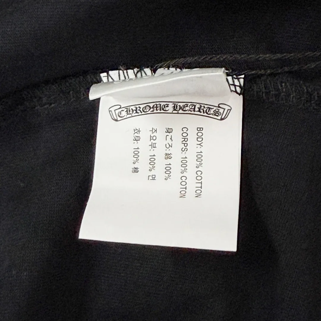 P170 Chrome Hearts 25 high-end versions. The fabric is made of 300 grams of high-density pure cotton. It does not deform or shrink. It has three labels. It is the same style for men and women. Technology: suede foaming + digital printing. Color: white, black. SIZE: S-XL.